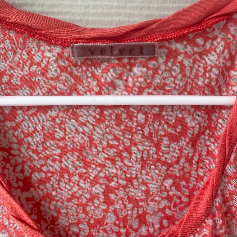 VELVET BY GRAHAM & SPENCER Coral and White Scoop Neck Sleeveless Tank Top - Picture 2 of 11